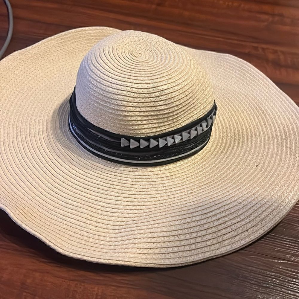 Floppy Hat - NEW - Never worn - Lifht Beige Hat Hand Beaded Stones